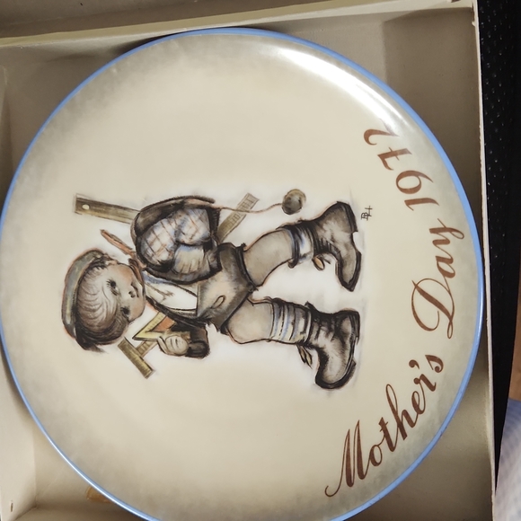 The Hummel 1972 Mother's Day Plate - Picture 3 of 4